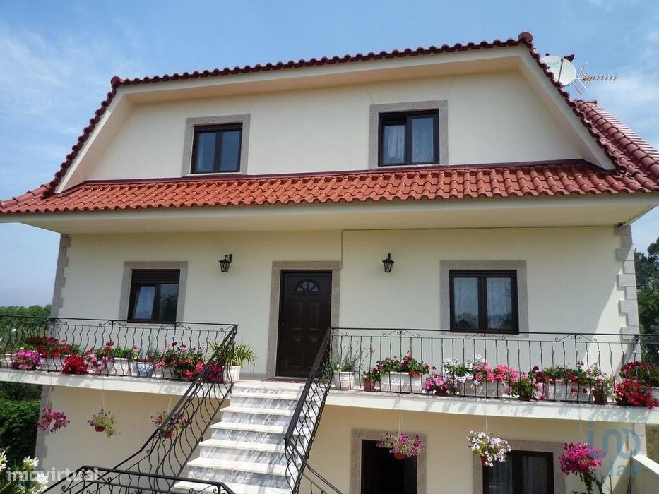 Casa / Villa T6 em Alvarães de 318,00 m2