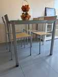 Vendo mesa e cadeiras