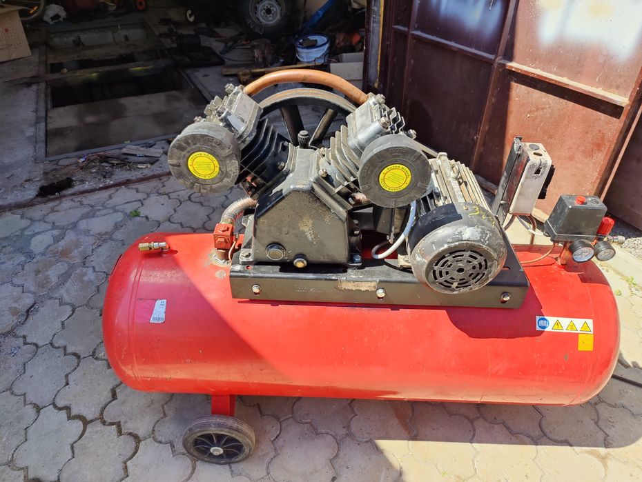 Компрессор с ресивером на 200 лит.