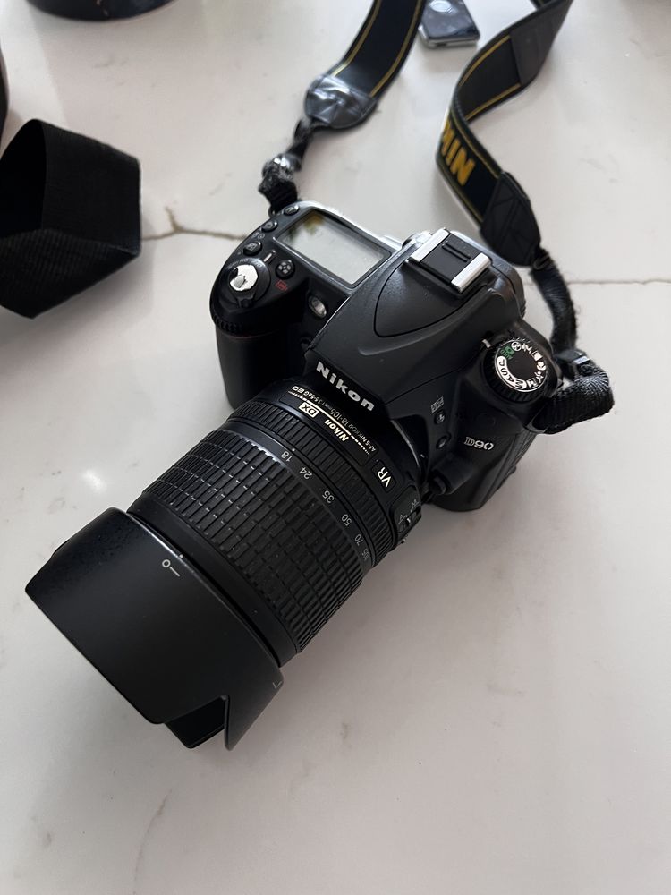 Nikon D90 + 18-105 mm