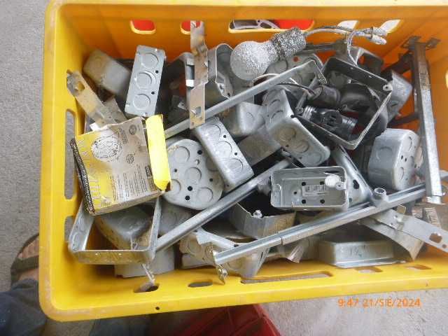 Osprzęt elektryczny 110 V gniazdka , wyłączniki , puszki