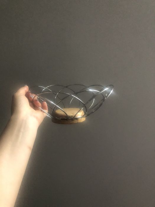 Metalowa miska ozdobna na owoce warzywa PRL z drewnianymi elementami