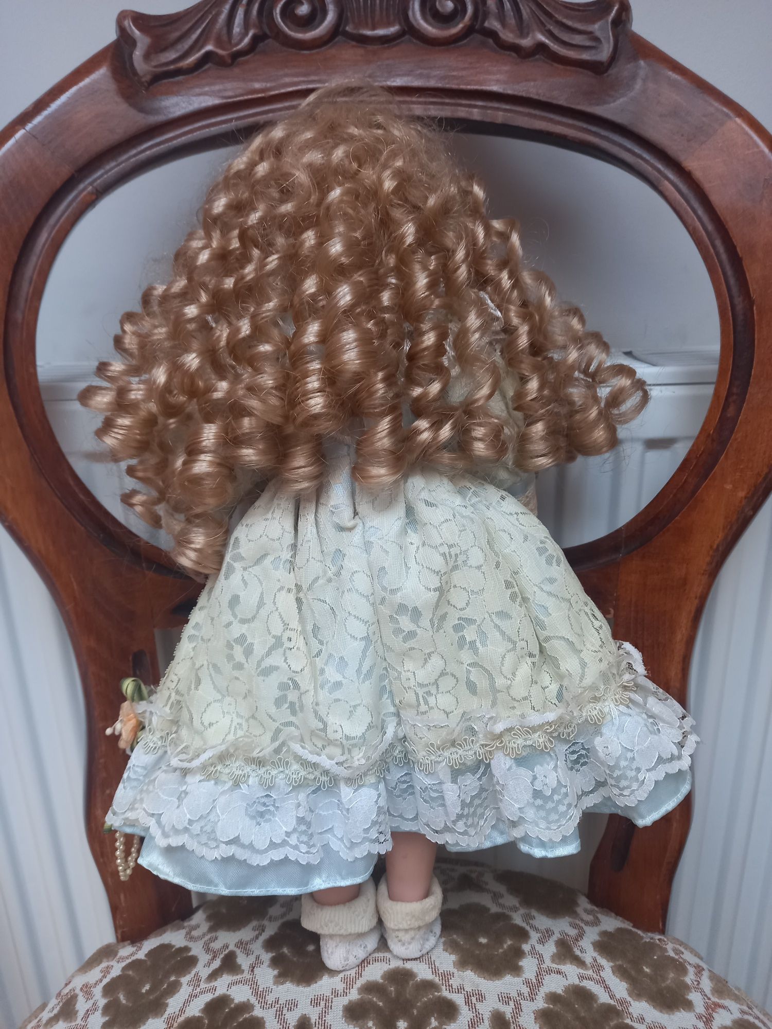 Lalka porcelanowa w pięknej sukni