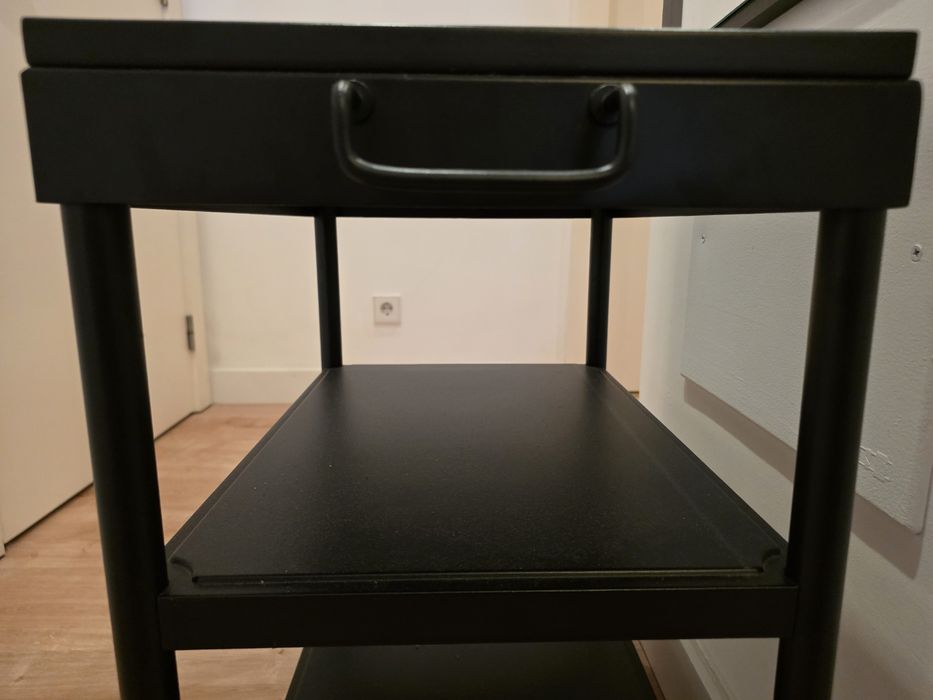 Mesa lateral IKEA KORNSJÖ – Preto, com rodas e 3 prateleiras