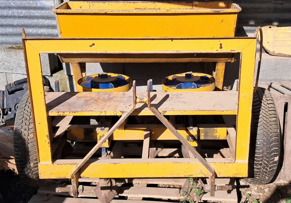 Semeador de batatas usado FFS 2 linhas