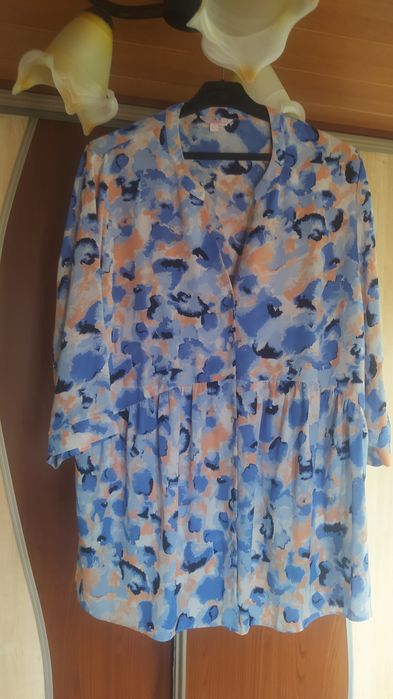 Sprzedam Pakę ubrań damskich rozm.50.Trzy sukienki i dwie bluzki.