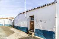 Graciosa casa de aldeia c/ anexo e quintal murado.