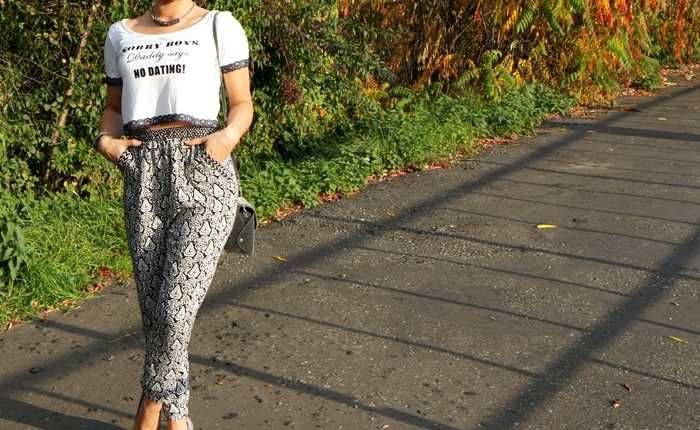 Biała, krótka koszulka / T-shirt / crop top z nadrukiem, H&M, M (38)
