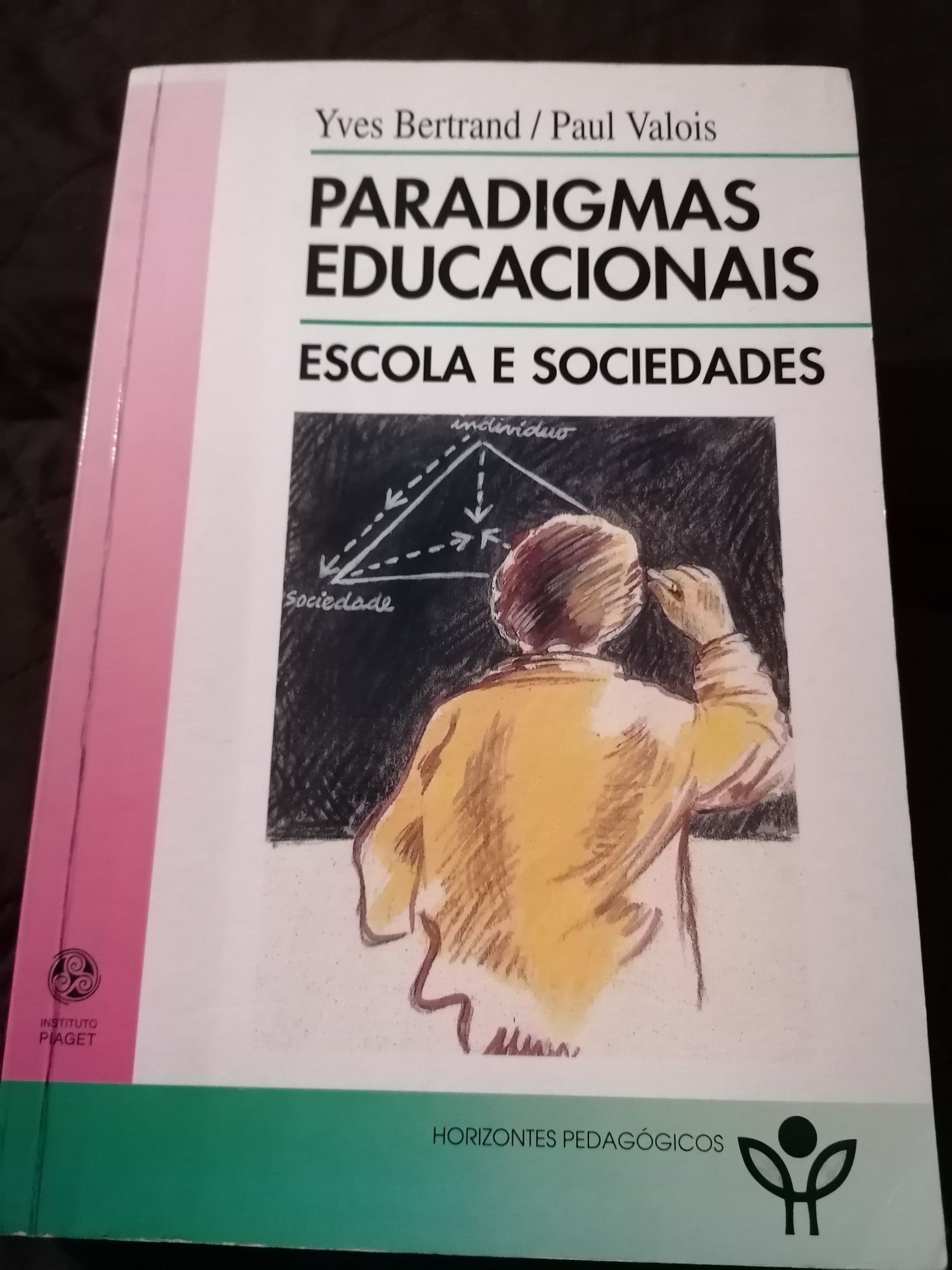 Livros "Paradigmas Educacionais - escola e sociedades" e "Bebé XXI"