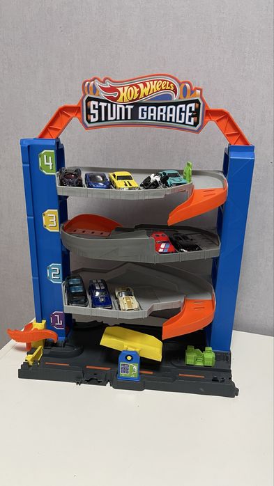 Игровой набор Hot Wheels Гараж для трюков