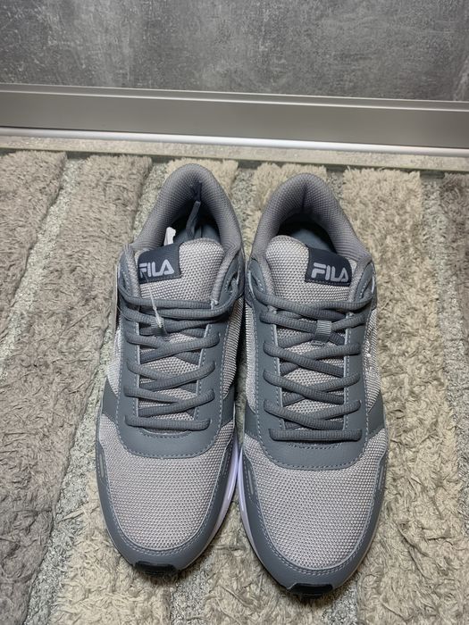 Сірі кросівки Fila