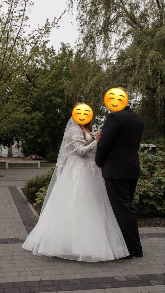 Весільна пишна сукня