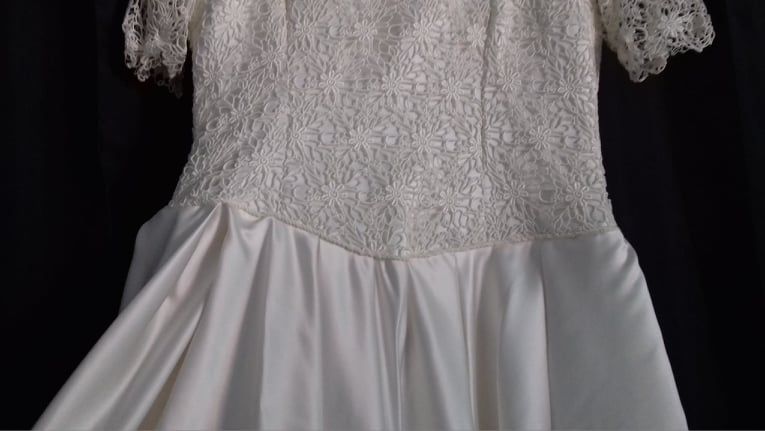 Vestido de noiva com devidos acessórios