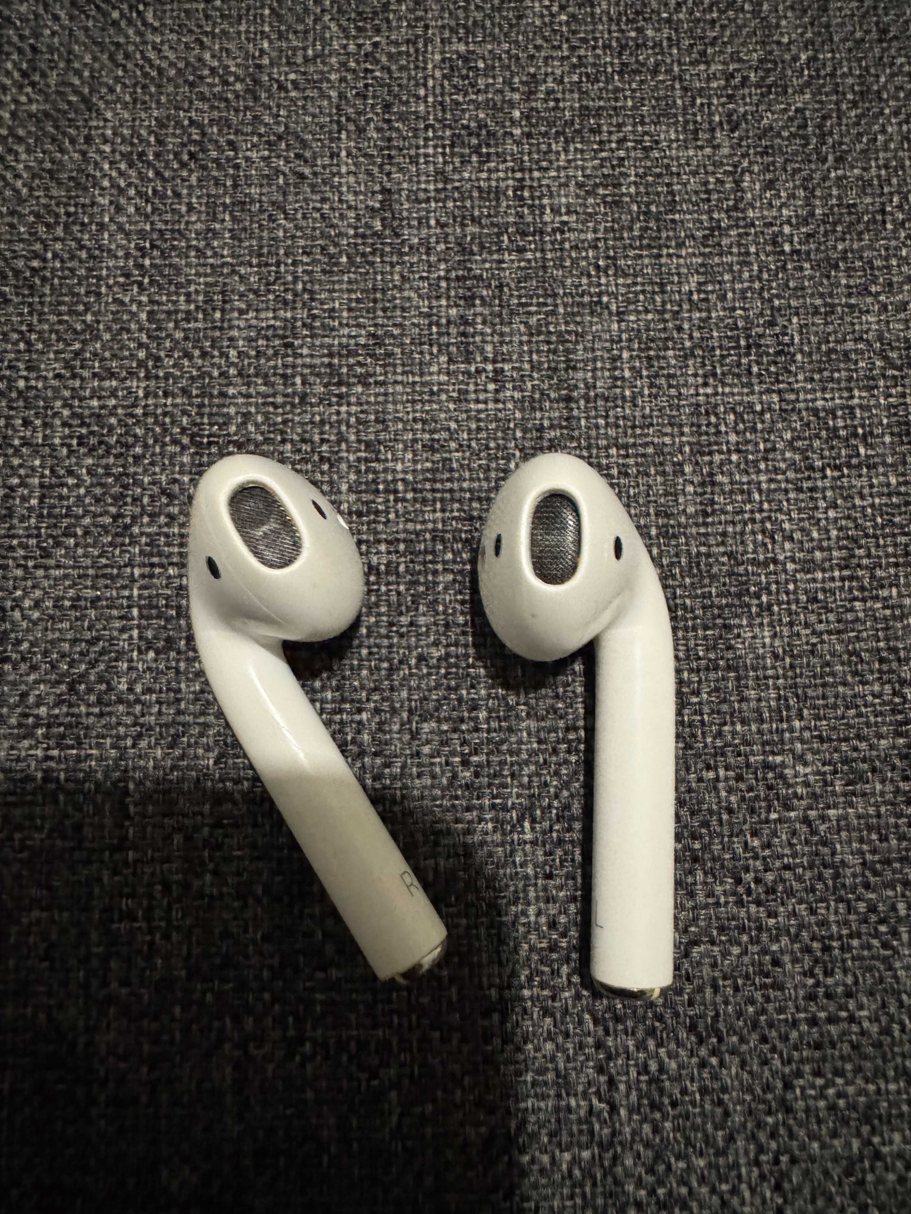 Продам AirPods 1 (первая версия) с дефектом