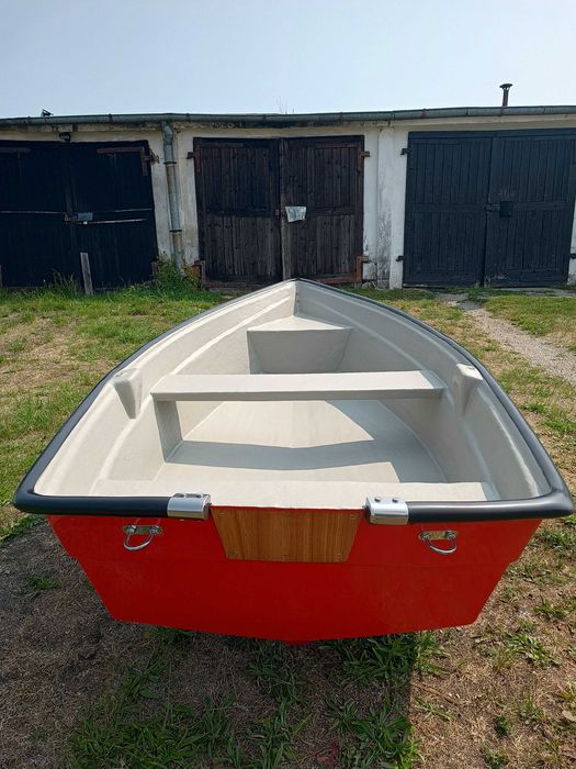 Nowa łódź wiosłowa