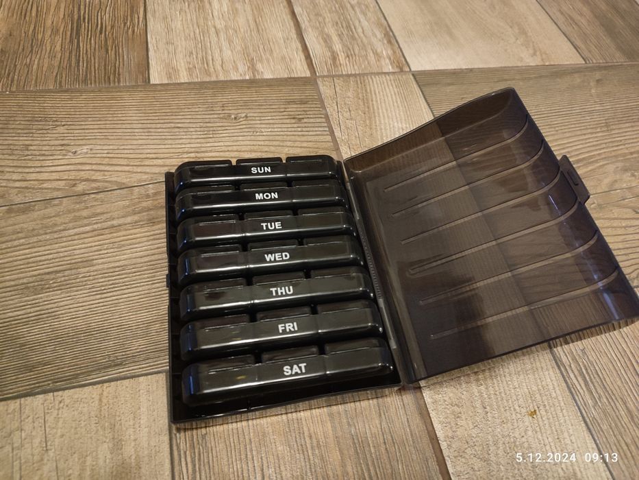 Nowy czarny organizer saszetka na leki