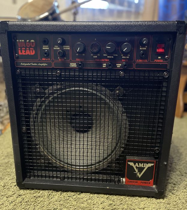 Behringer комбо підсилювач комбік гітарний
