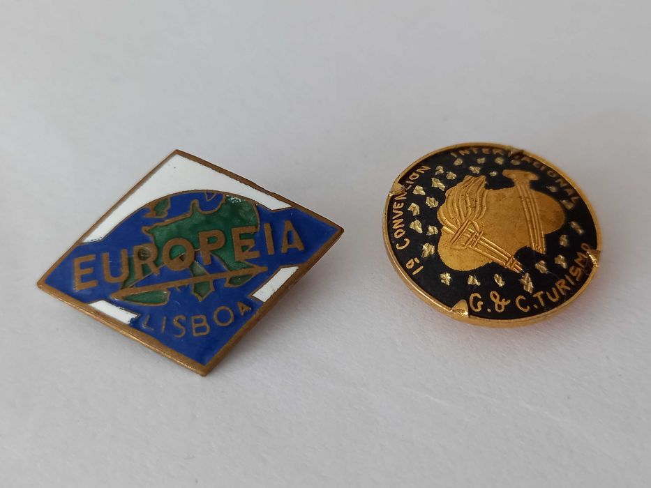 Pins de peregrinações religiosas e viagens antigos