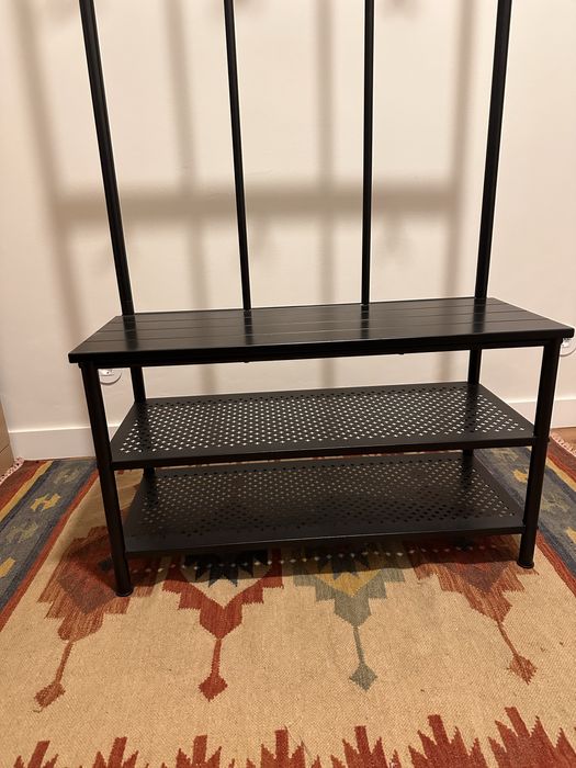 Cabideiro e banco com espaço para sapatos