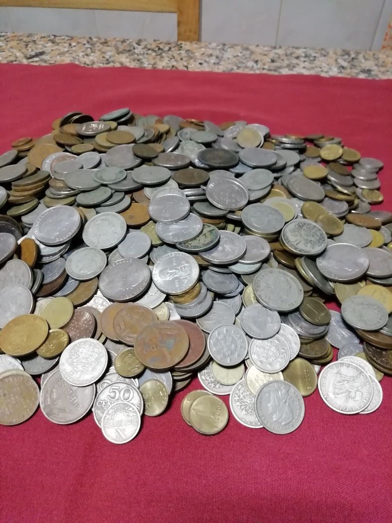 Lote com + de 1000 moedas com muita qualidade .