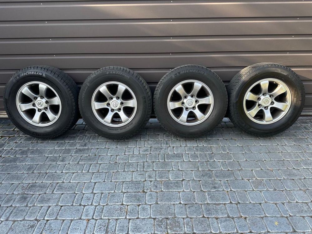 Диски з шинами Toyota Land Cruiser