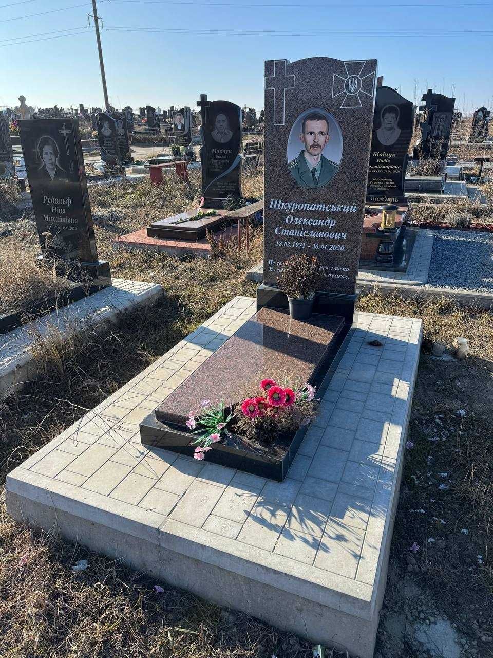 Бюджетні пам'ятники з НАТУРАЛЬНОГО ГРАНІТУ | Одинарні | Подвійні