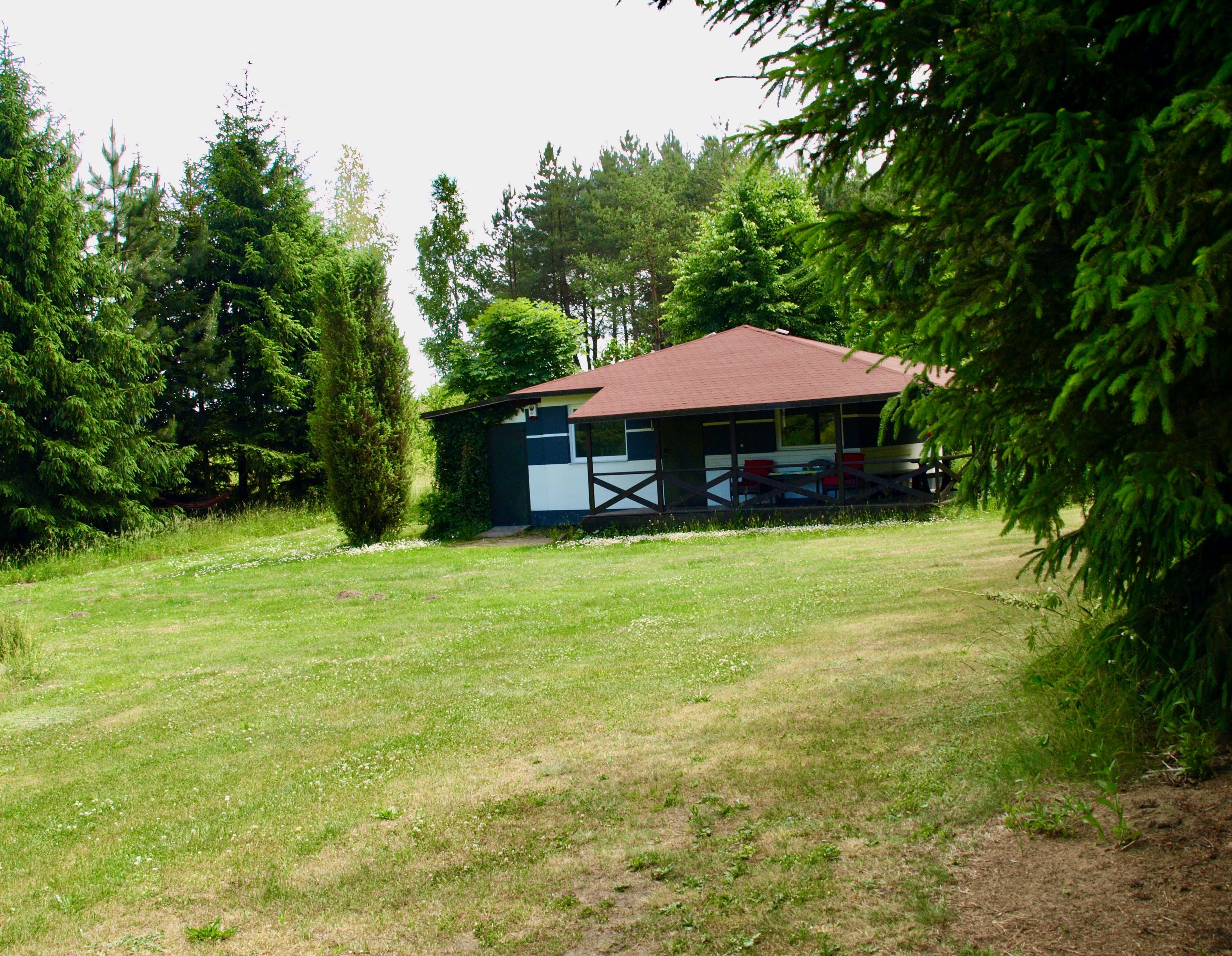 Kaszuby domek w lesie z bardzo duża zalesioną działką, wieś Struga