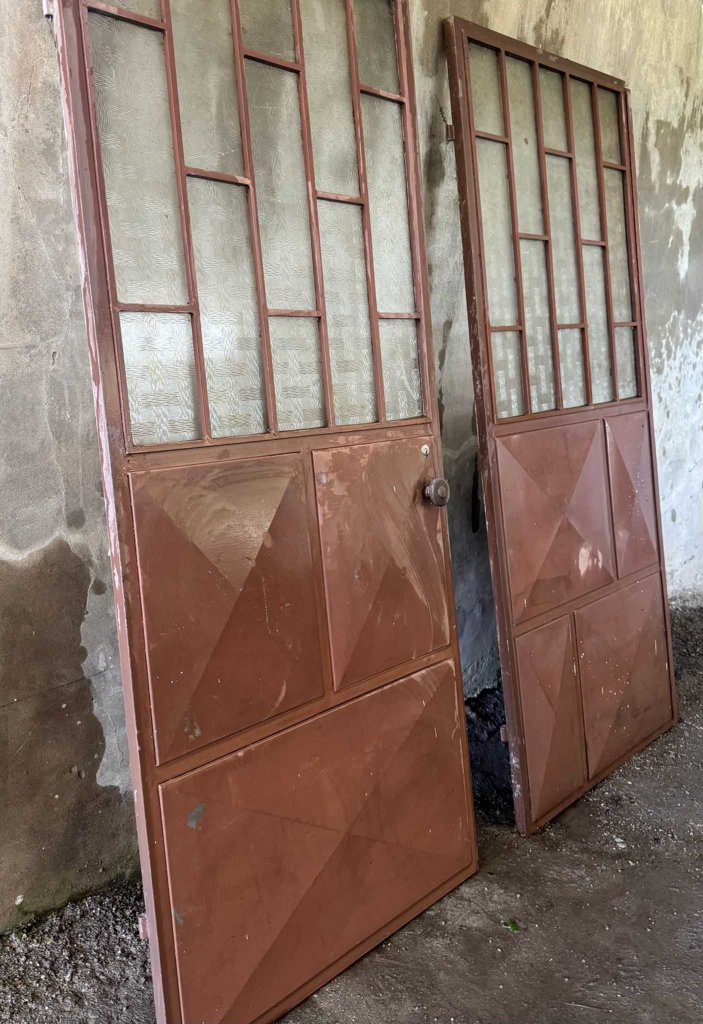 Portas de Ferro com Vidro Desfocado
