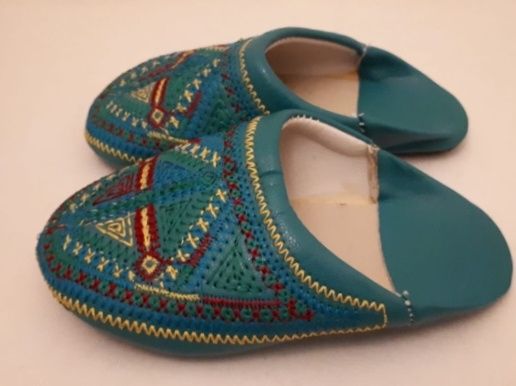 Очень красивые тапочки на ребенка.