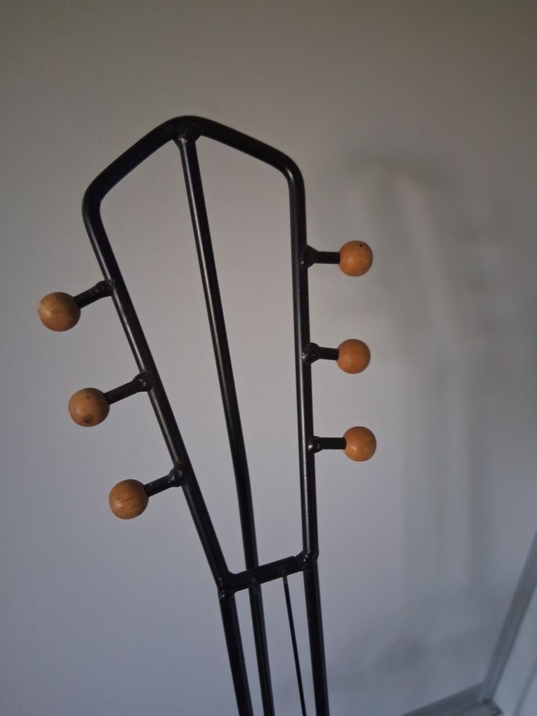 Stojak na wino gitara design
