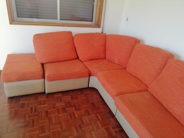 sofá laranja em tecido