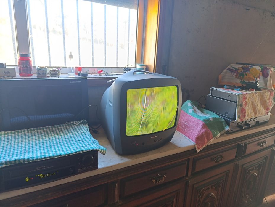 TV a cores  de 37 cm a funcionar bem.