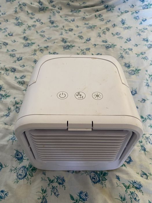Vendo pequeno ventilador de mesa.