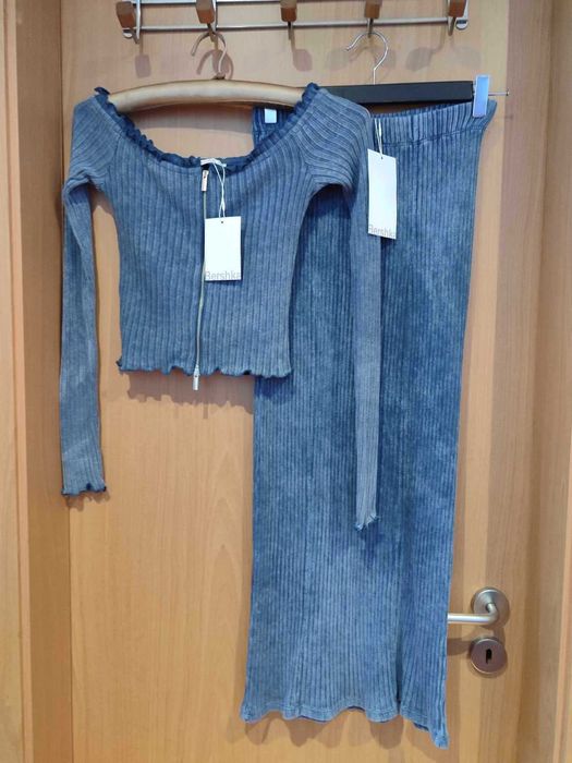 Conjunto saia e top cropped BERSHKA