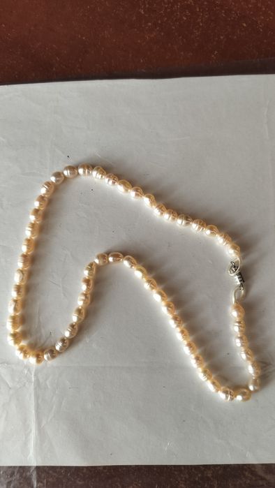 Намистини: натуральні прісноводні (річкові) перлини.