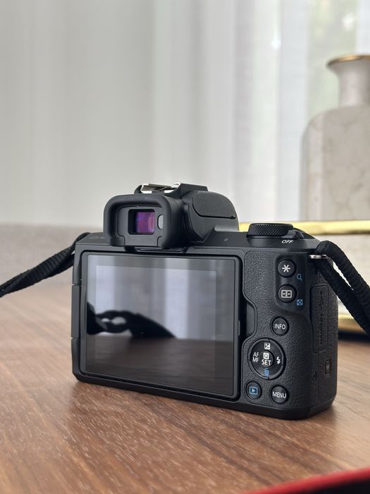 - Canon EOS M50