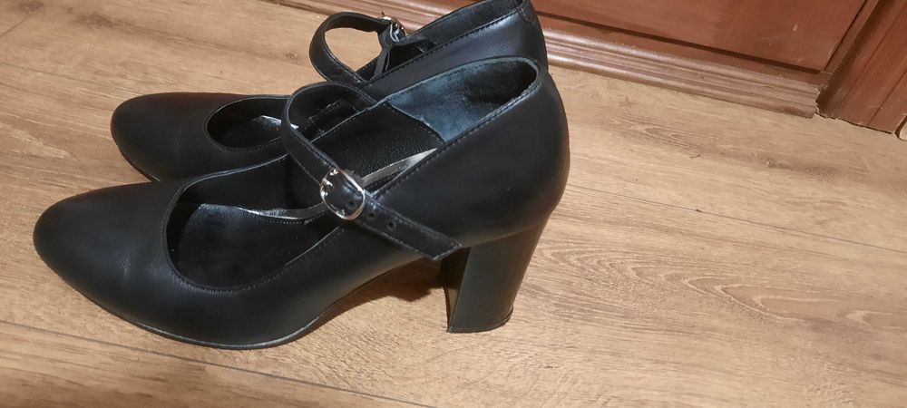 Продам кожані туфлі