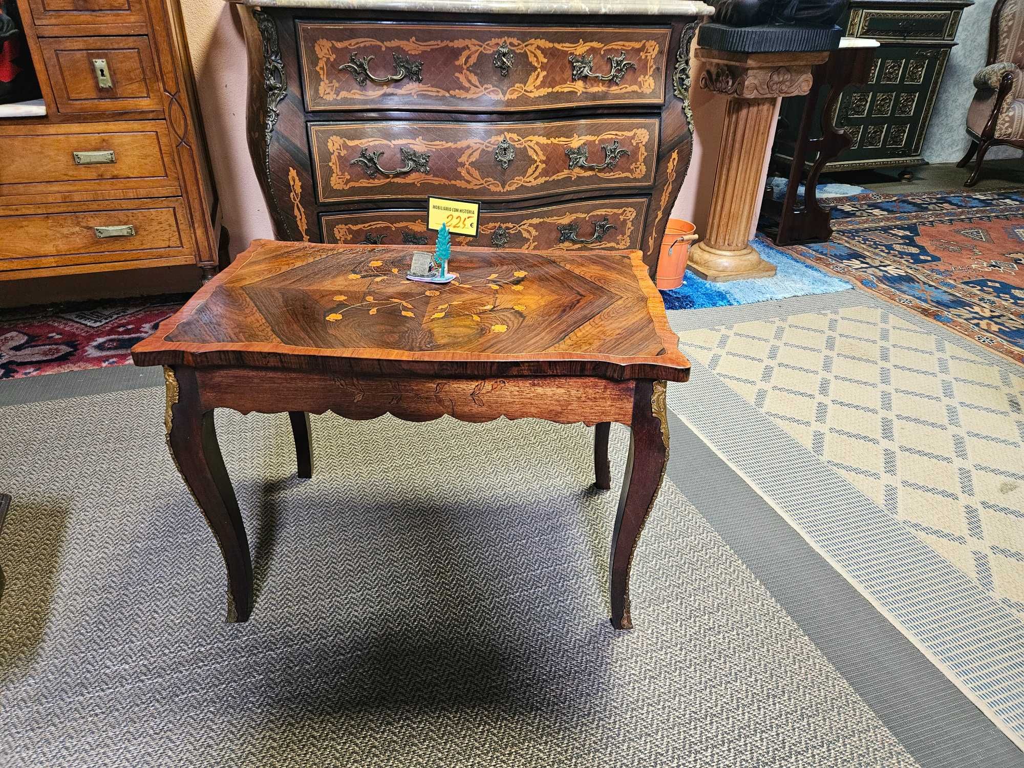 Mesa de centro antiga em madeira - Restaurada