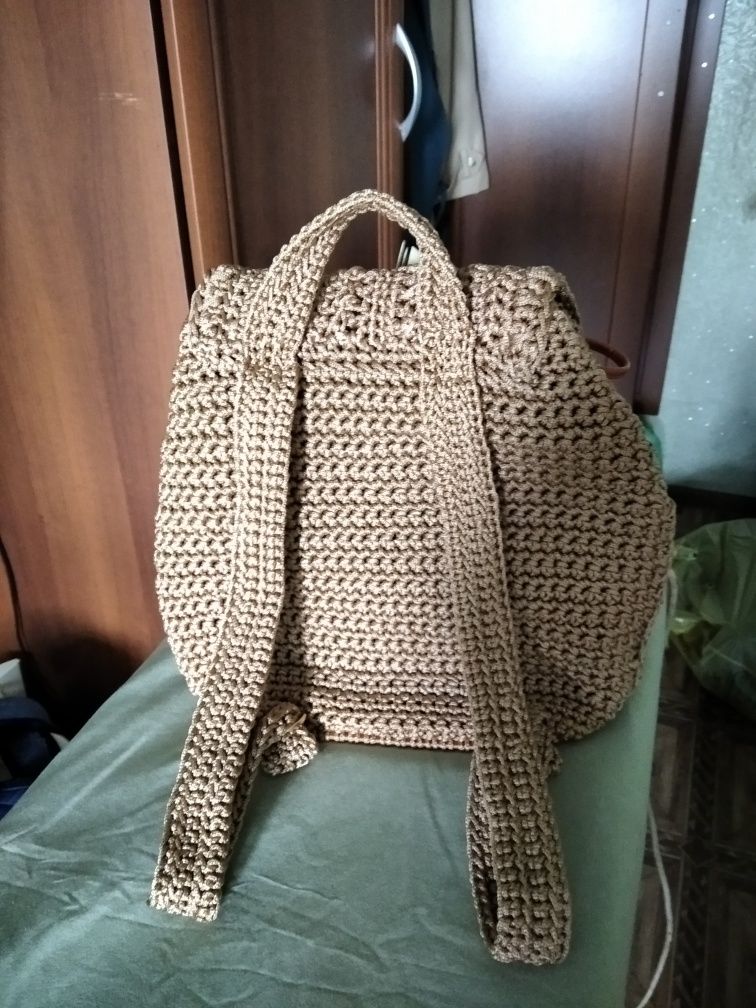 Сумка через плече в'язана.