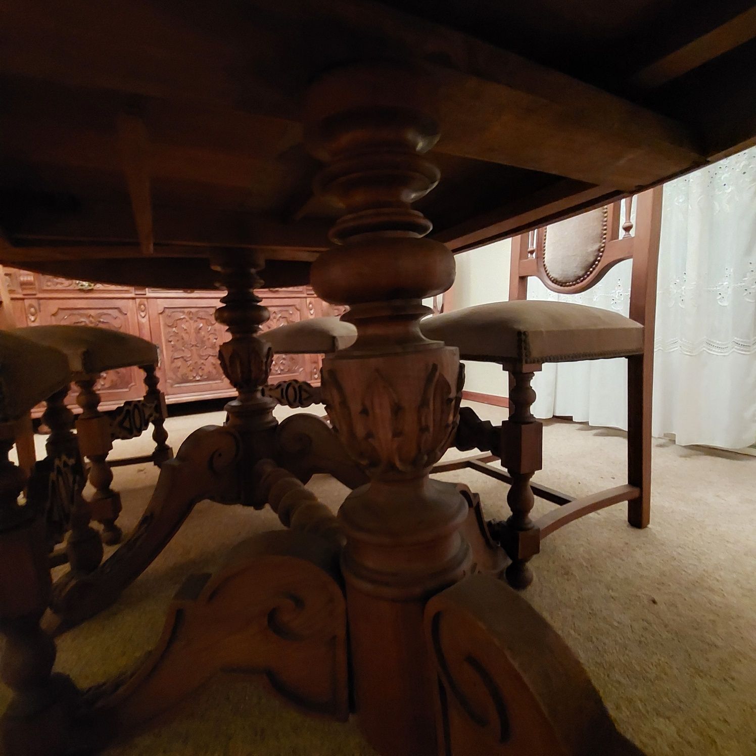 Mesa de sala de jantar com 8 cadeiras