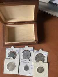 pudełko z monetami i klaser