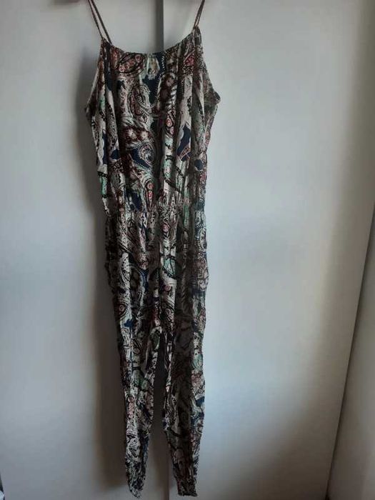 Kombinezon w etniczne wzory na rzemykowych ramiączkach boho