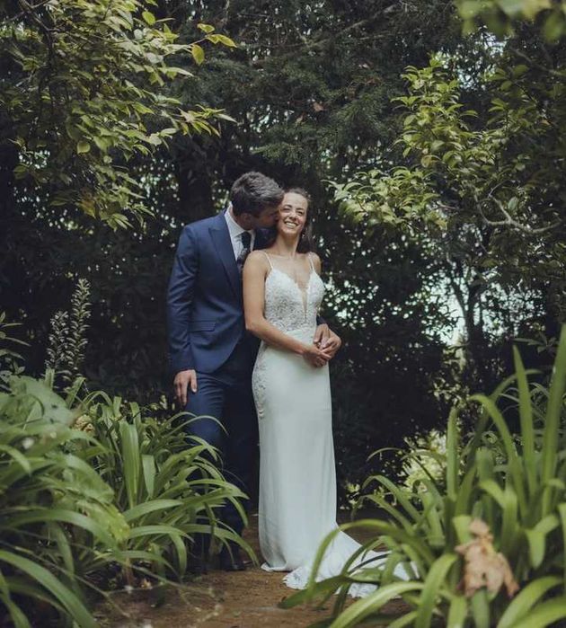 Vestido de noiva sereia em crepe a menos de 50% do preço de compra