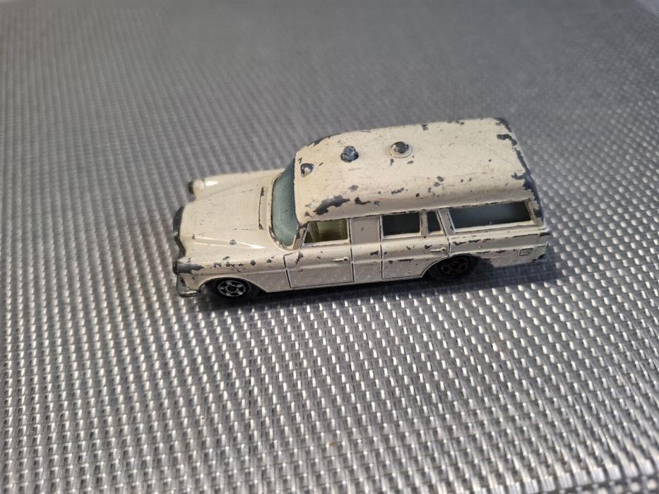 Matchbox Mercedes Benz Binza ambulance