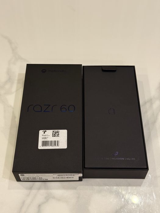 Смартфон Motorola Razr 60 8/256GB