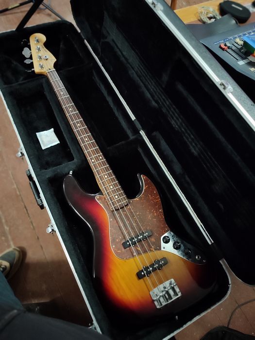 Продам басгітару Fender jazz bass