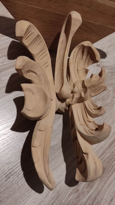 Ręcznie rzeźbiona narożna półka konsolka