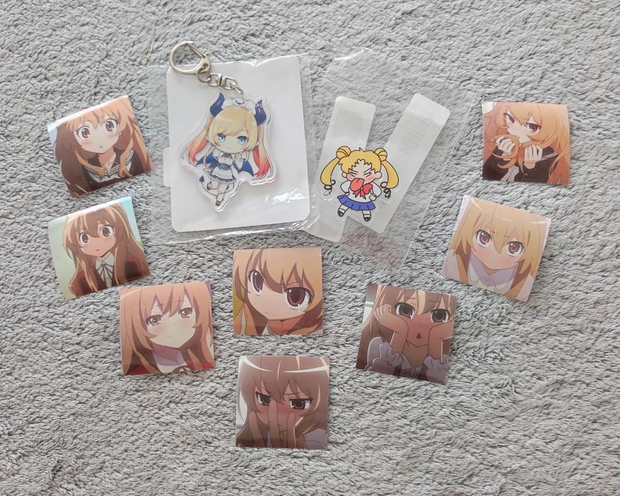 Zestaw Anime brelok, przypinka, naklejki