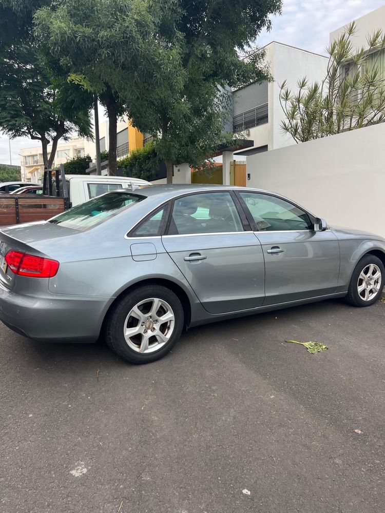 Carro Audi modelo A4 em segunda mão