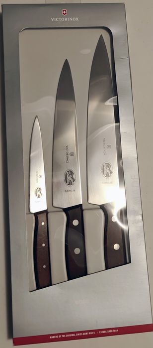 Kultowe Noże VICTORINOX zestaw 5.1050.3G z drewnianą rękojeścią PREZEN